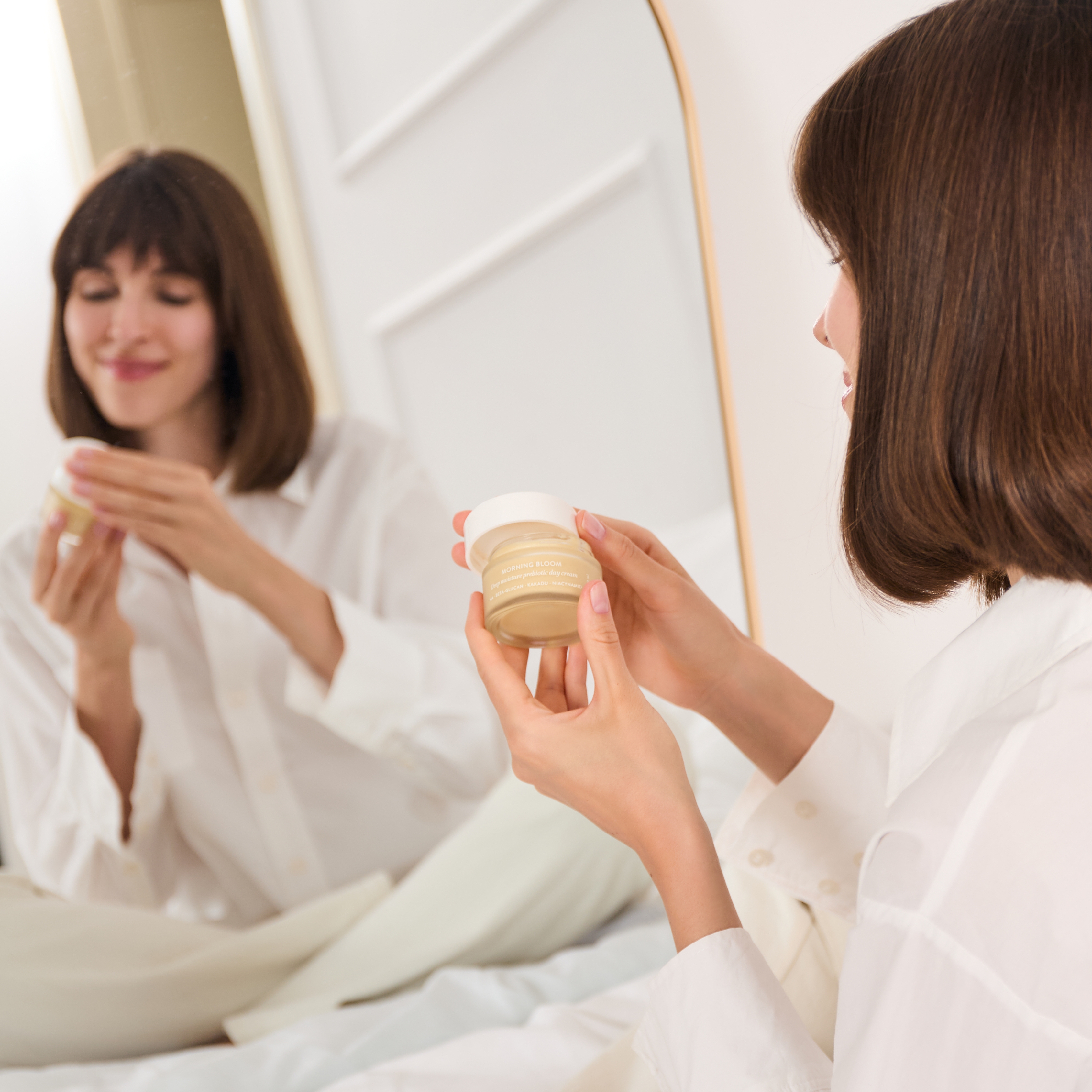 Morning-bloom-prebiotyczny-krem-nawilzajacy-na-dzien-modelka-lifestyle.jpg
