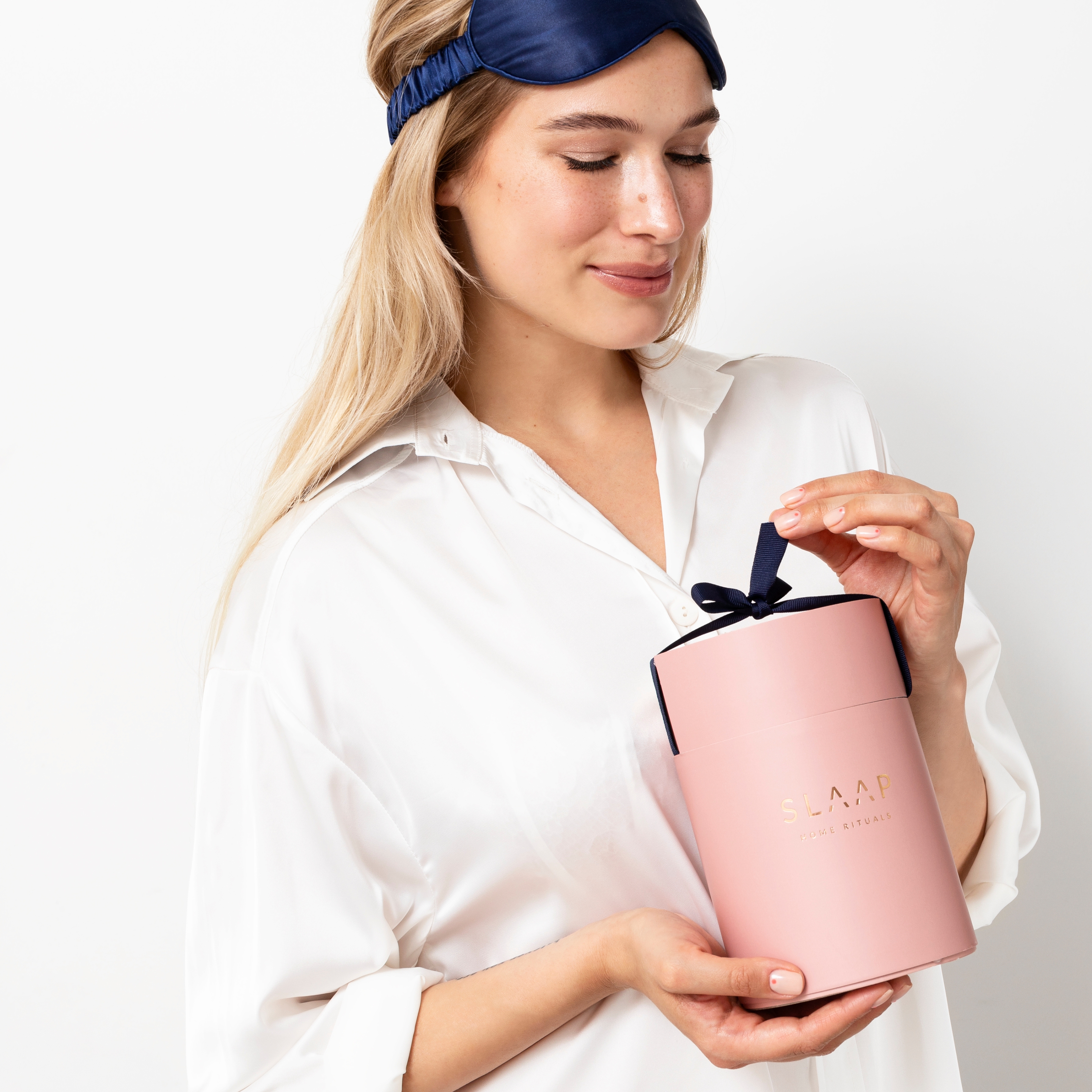 jedwabna-gumka scrunchie-granat-modelka-lifestyle.jpg